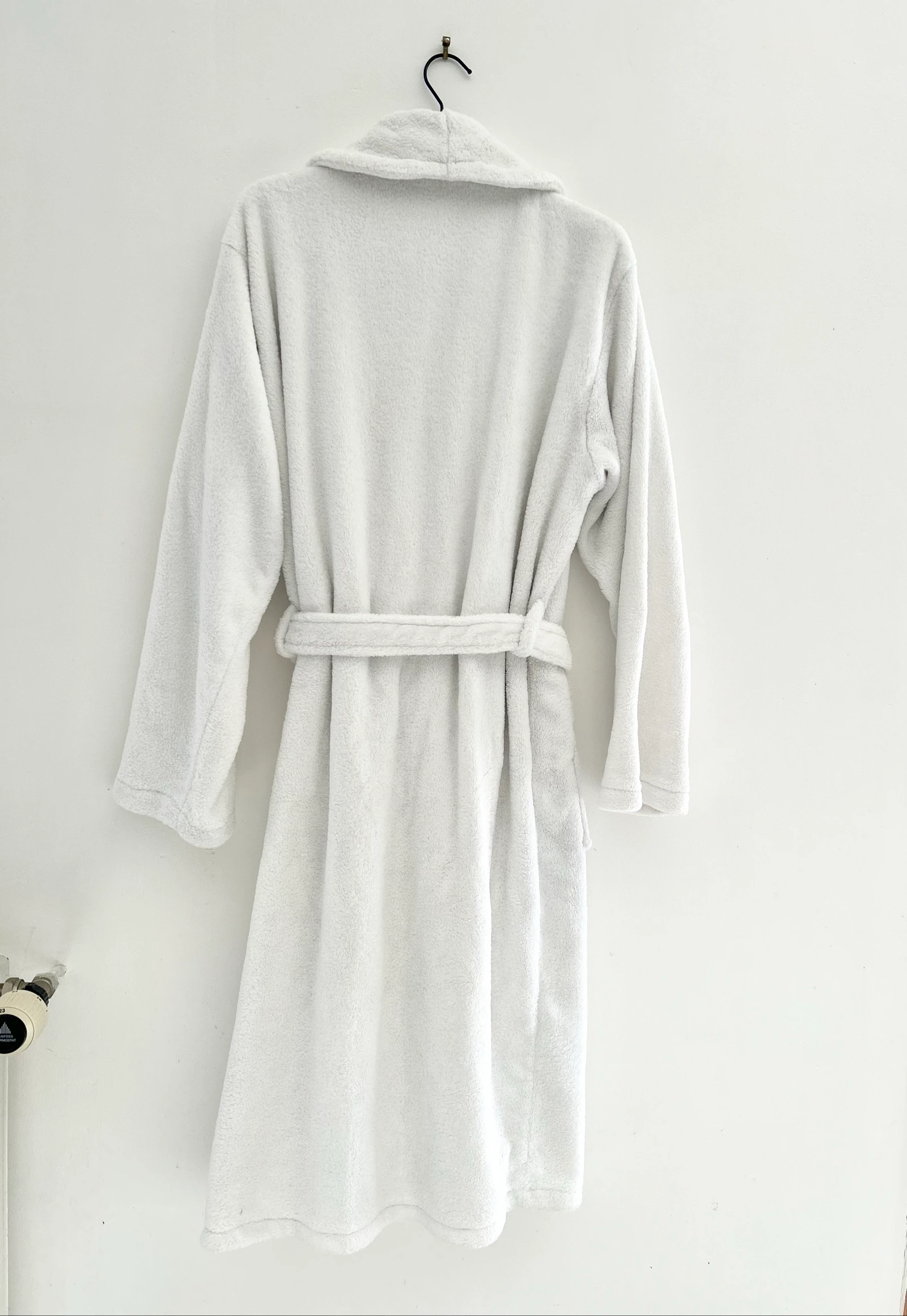 Roupão branco liso de pelúcia com cinto de amarrar – photo 6